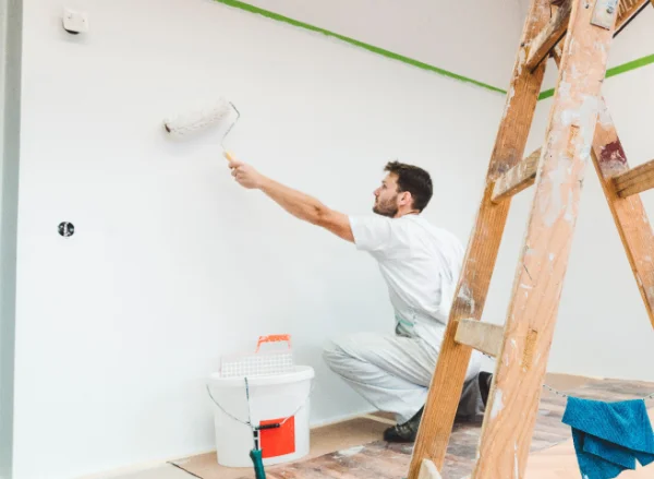 Peinture intérieure de murs et plafonds dans un appartement bordelais